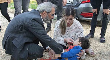 Doktor Başkan rahatsızlanan çocuğa müdahale etti