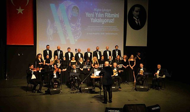 Doktorlar korosu sağlık için söylüyor, yeni yılın ritmini yakalıyor