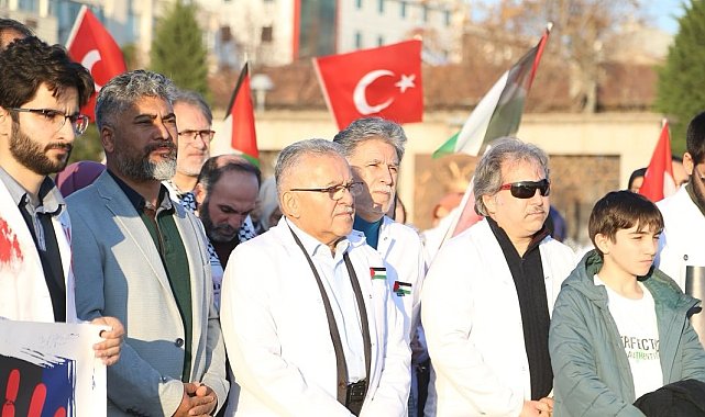 Doktorlar ve sağlık çalışanları İsrail'i protesto etti