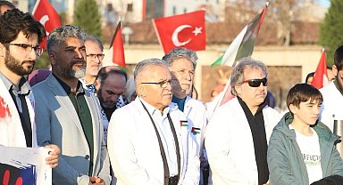 Doktorlar ve sağlık çalışanları İsrail'i protesto etti