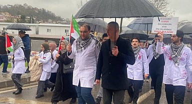 Doktorlardan Gazze için kanlı önlükle yürüdü