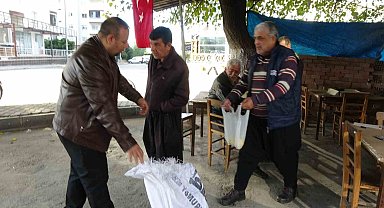 Dökülen limonları toplayıp vatandaşlara dağıttılar