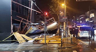 Dönüşüme girecek olan olan binayı çevreleyen paneller fırtına nedeniyle devrildi