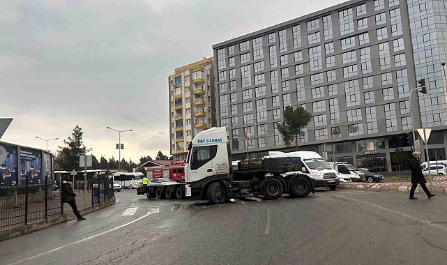 Dorsesi kopan tır yolu ulaşıma kapattı