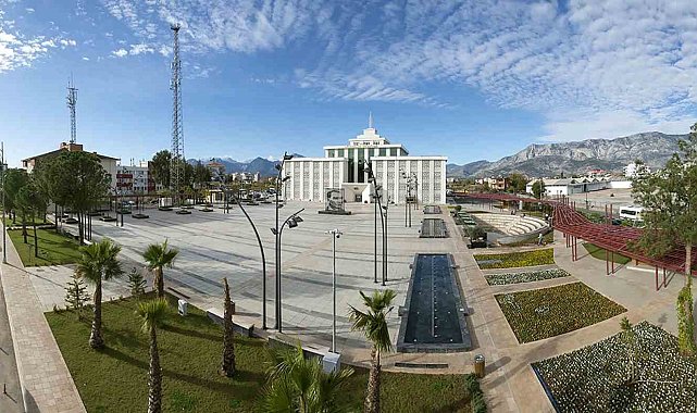 Döşemealtı Kent Meydanı'nın ismi Cumhuriyet Meydanı olarak değişti