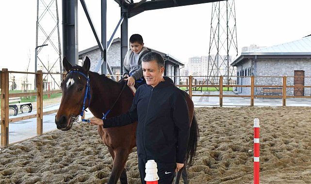 Down sendromlu Ayaz'a at üstünde terapi