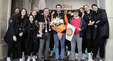 Dünya şampiyonu Eczacıbaşı Dynavit, yurda döndü