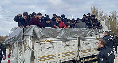 Durdurulan kamyonette 62 kaçak göçmen yakalandı