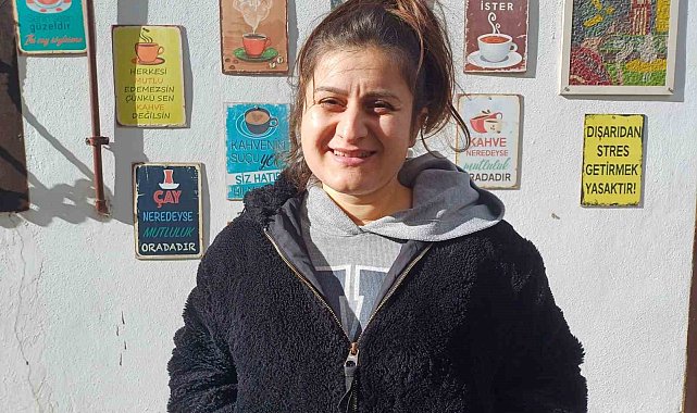 Duvardaki kartpostallarda mutluluk var