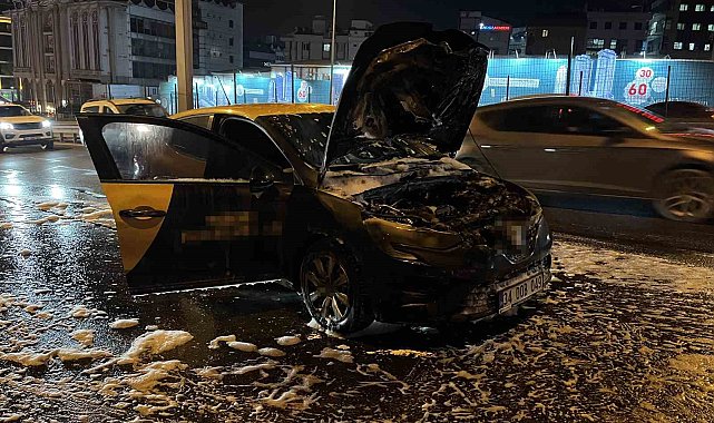 E-5 karayolunda seyir halindeki araç alev alev yandı, o anlar kameraya yansıdı
