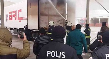 Edirne'de bebek maması yüklü tırda çıkan yangın söndürüldü