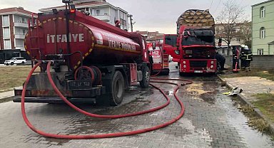 Edirne'de park halindeki kamyon alev alev yandı