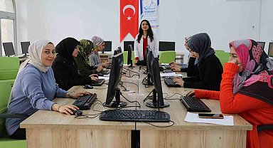Edremit Belediyesinin kurslarında kadınlar hem meslek öğreniyor hem de aile bütçelerine katkı sağlıyor