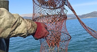 Eğirdir Gölü'nde 200 adet sahipsiz kerevit pinteri ele geçirildi