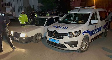 Ehliyetsiz, alkollü ve öfkeli iki arkadaş emniyeti alarma geçirdi, kovalamaca anı kamerada