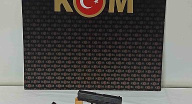 Ekiplerin durduğu araçtan ruhsatsız silah çıktı
