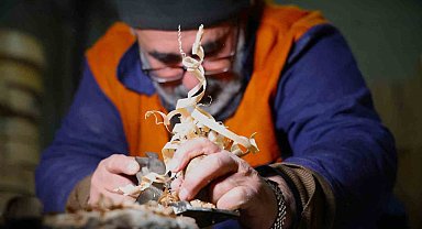 Ekmek teknesinde 25 yıldır ahşaba şekil veriyor