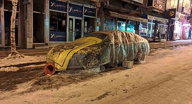 Eksi 9 derecede araçlar soğuktan battaniye ile korunuyor