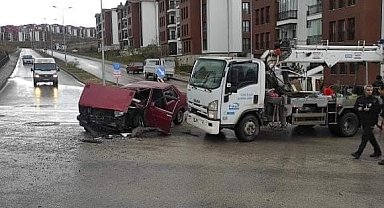 Elazığ'da elektrik arıza aracı ile otomobil çarpıştı: 4 yaralı