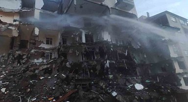 Elazığ'da ilginç görüntü: Büyük kısmı yıkılan binanın 7. katı ayakta kaldı