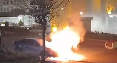 Elazığ'da otomobil alev alev yandı