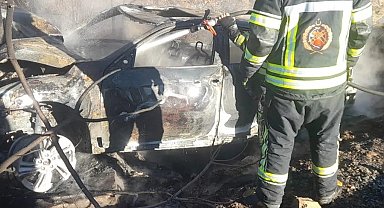 Elazığ'da park halindeki araç küle döndü