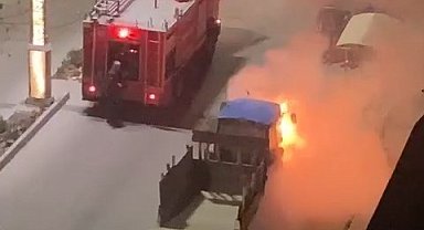 Elazığ'da park halindeyken alev alan traktörü itfaiye ekipleri söndürdü