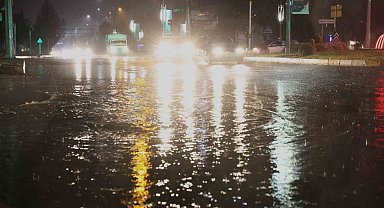 Elazığ'da sağanak yağış hayatı felç etti: Cadde ve sokaklar göle döndü