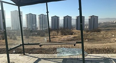 Elazığ'da şehir magandaları durak camlarını kırdı