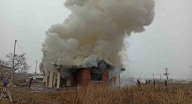 Elazığ'da tek katlı ev çıkan yangında kullanılamaz hale geldi