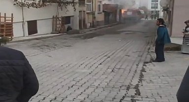 Elektrik direği alev alev yandı, vatandaşlar büyük panik yaşadı