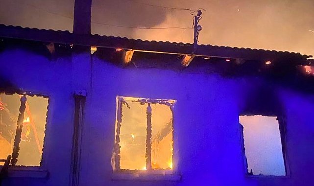 Elektrik kontağından çıkan yangında bir ev kullanılamaz hale geldi