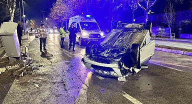 Elektrik panosuna çarpan otomobil ters döndü: 1 yaralı