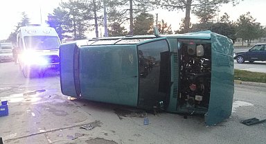 Elektrik panosuna çarpan otomobil yan yattı