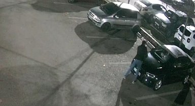 Eline taş aldı, 35 aracın camını böyle kırdı