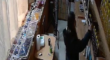 Elini kolunu sallayarak hırsızlık yaptı