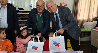 Elleriyle ördükleri binlerce bere ve atkıyı depremzede çocuklara gönderdiler