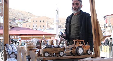 Emekli olduktan sonra kendi atölyesini kurup çocukluk hayalini gerçekleştirdi
