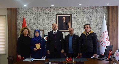 Emekliye ayrılan personele teşekkür plaketi