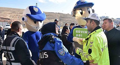 Emniyet birimlerini gezip kısa süreli polis oldular