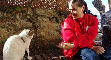 Engellerini kedi sevgisiyle aştı