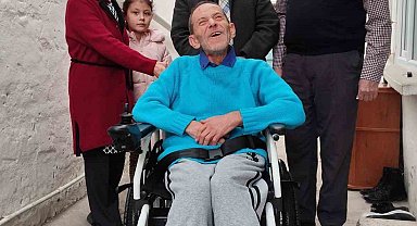 Engelli vatandaşın tekerlekli sandalye sevinci