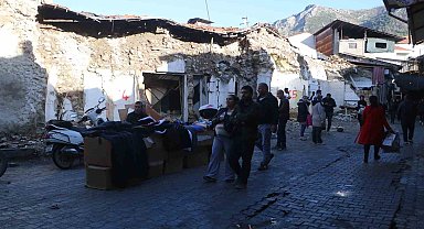 Enkaz çarşısında buruk yılbaşı: Vatandaşların 2024'ten beklentisi depremsiz bir yıl