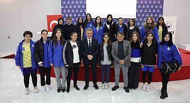 Erdoğan Arıkan, Derince'de gençlerle buluştu