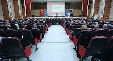 Erzincan'da kadınlara yönelik "Aileyi Ayakta Tutan Değerler" konferansı düzenlendi