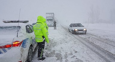 Erzincan'da kar ve tipi ulaşımda aksamalara neden oldu