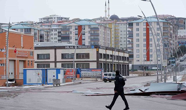 Erzurum'da fırtına çatıları uçurdu