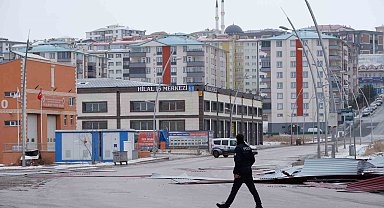 Erzurum'da fırtına çatıları uçurdu