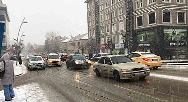 Erzurum'da kar ve tipi etkili oluyor