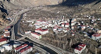 Erzurum'da kış, Uzundere'de sonbahar esintisi yaşanıyor